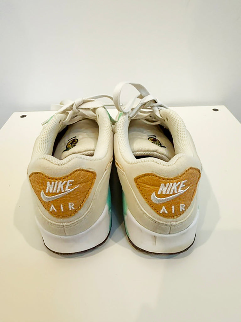 NIKE