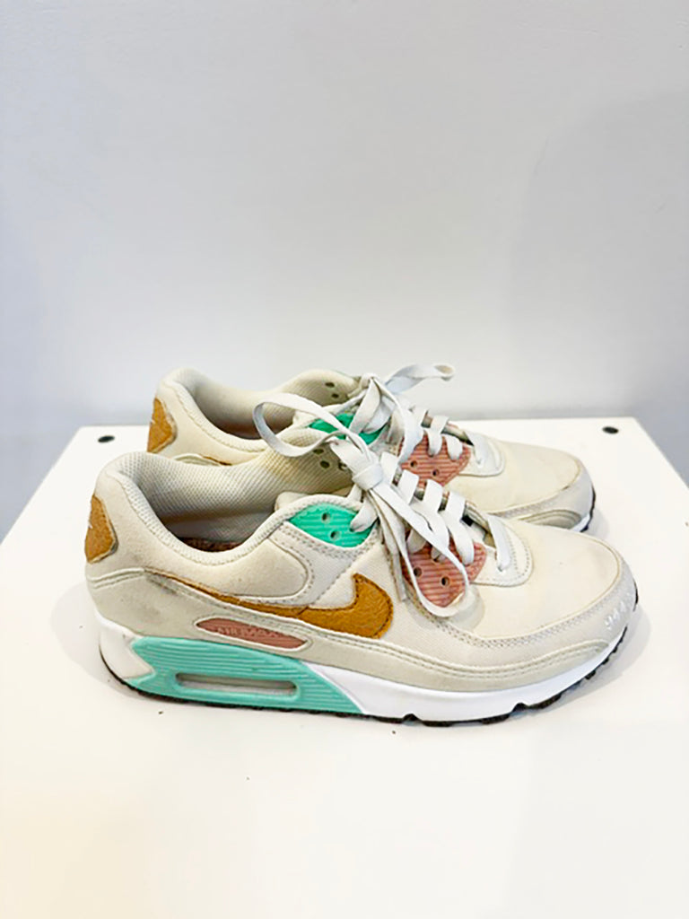 NIKE